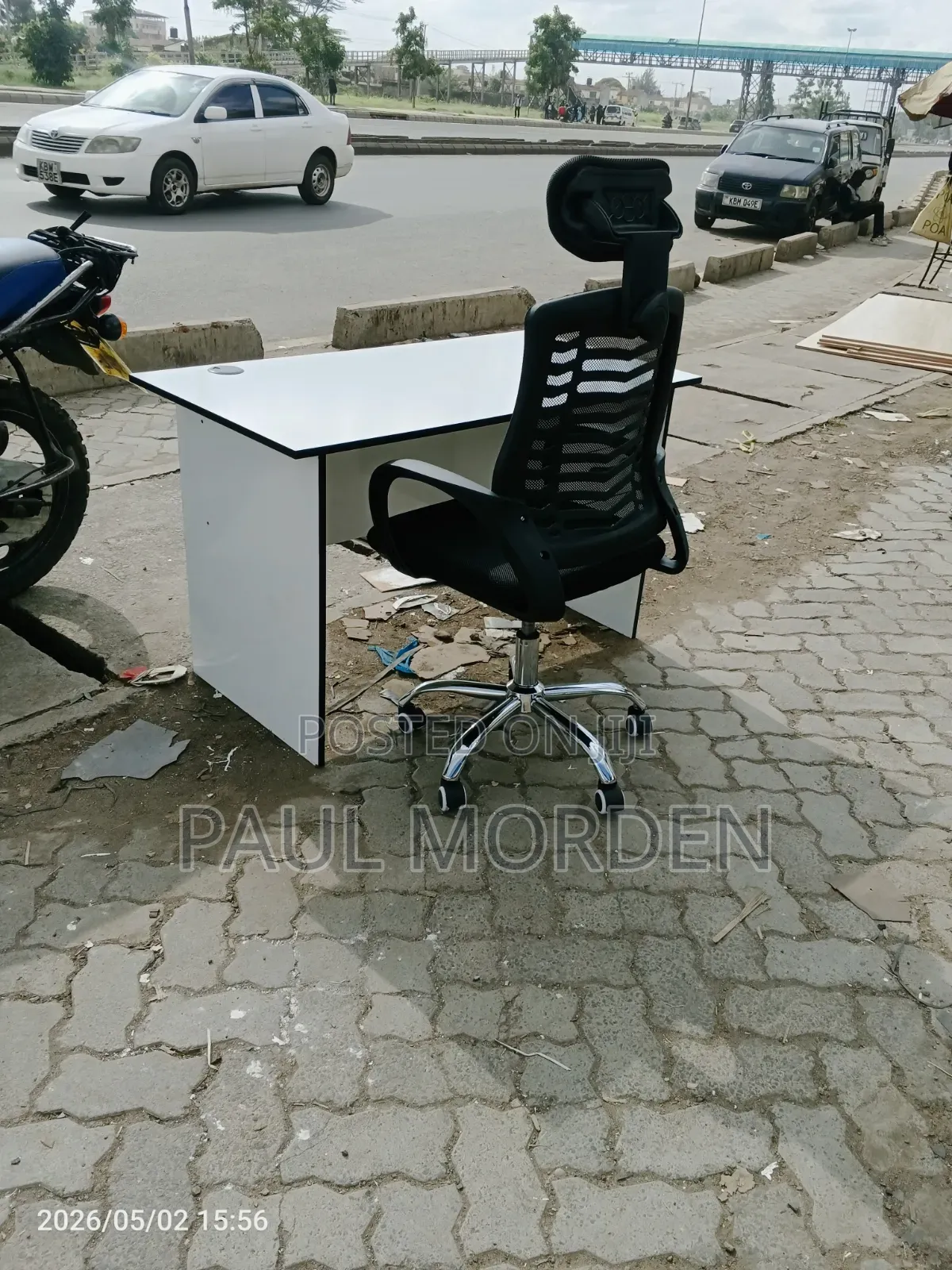 Office Desk With a Office Table