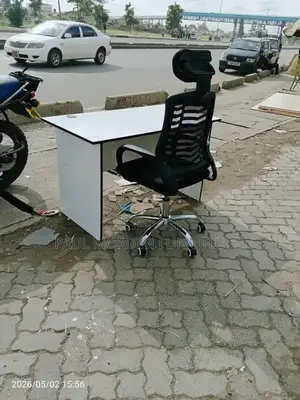 Office Desk With a Office Table