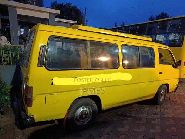 Nissan Caravan (Urvan) 1998 Yellow - thumbnail 2