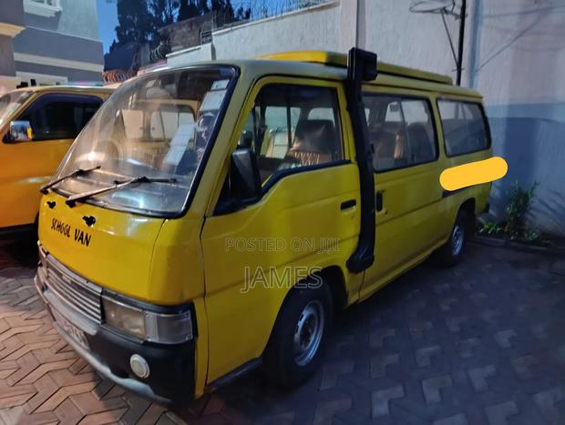 Nissan Caravan (Urvan) 1998 Yellow