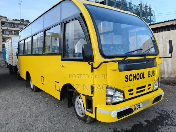 Isuzu NMR 2010 Yellow