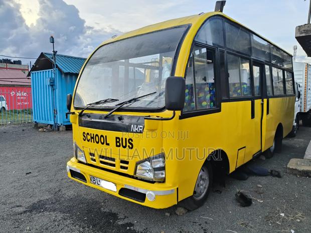 Isuzu NMR 2010 Yellow - thumbnail 2