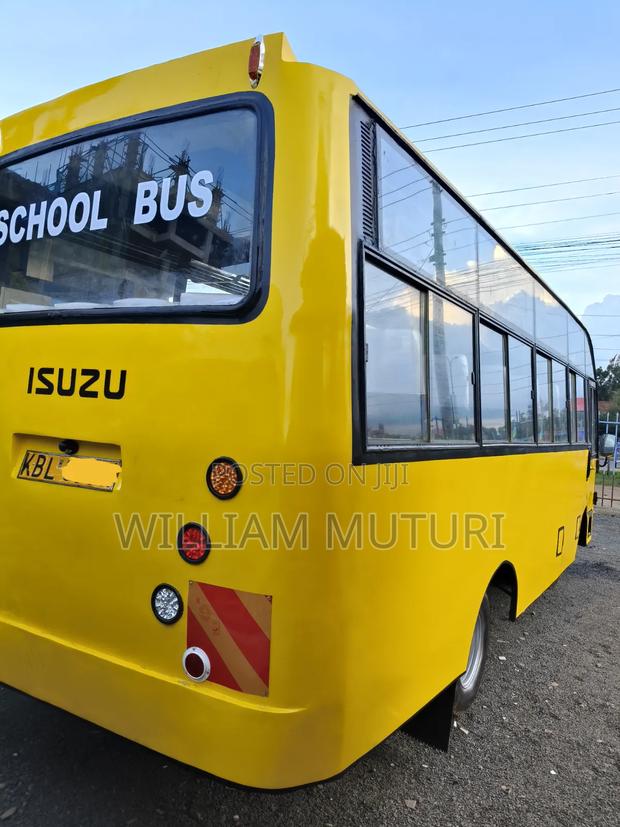 Isuzu NMR 2010 Yellow - thumbnail 3
