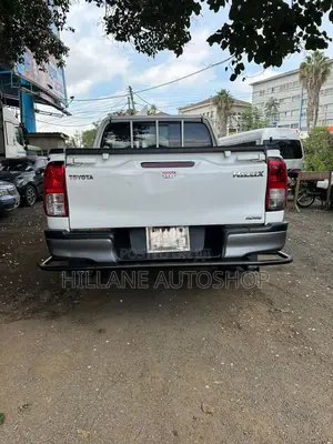 Toyota Hilux 2021 White