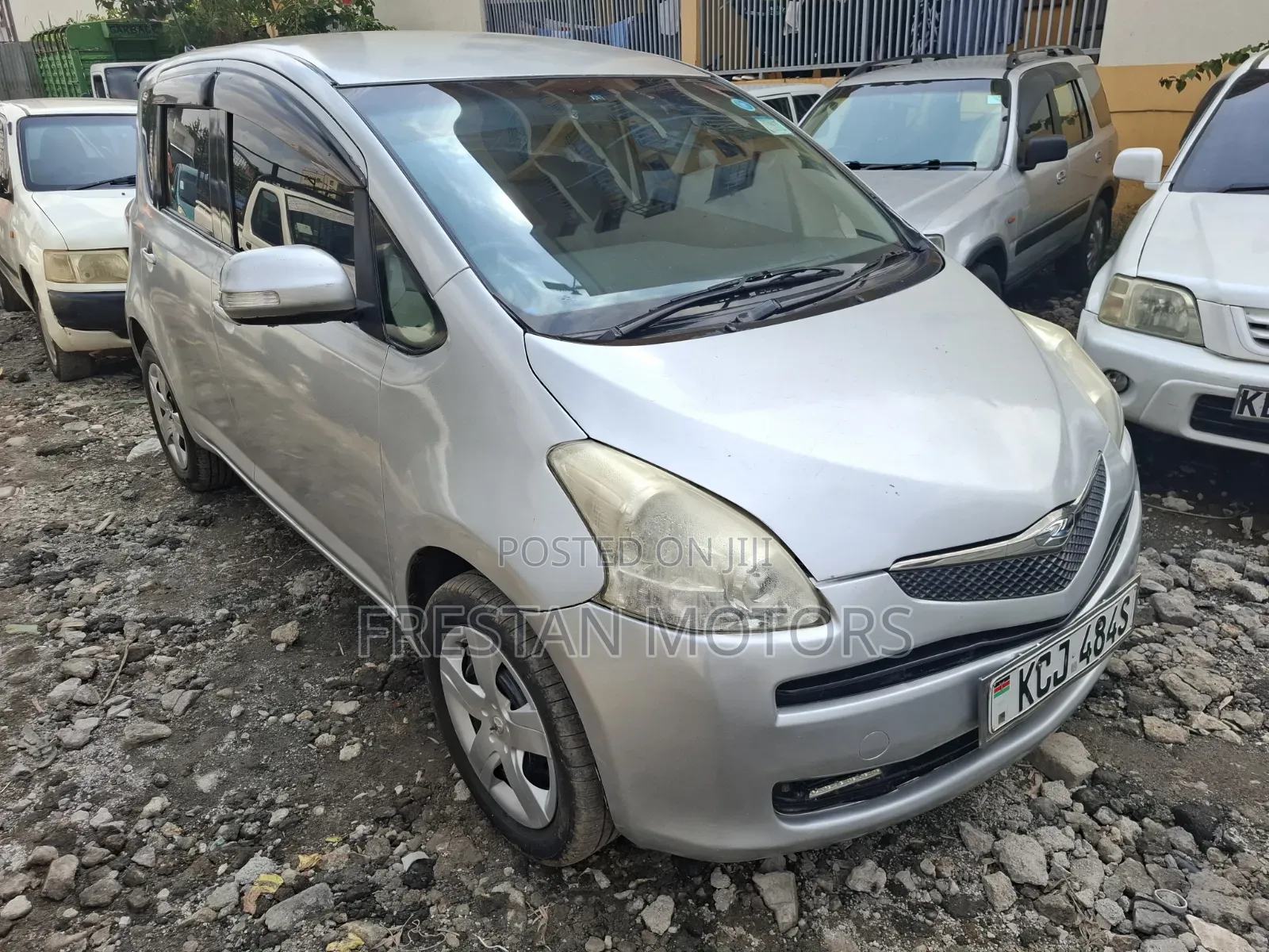 Toyota Ractis 2010 Silver