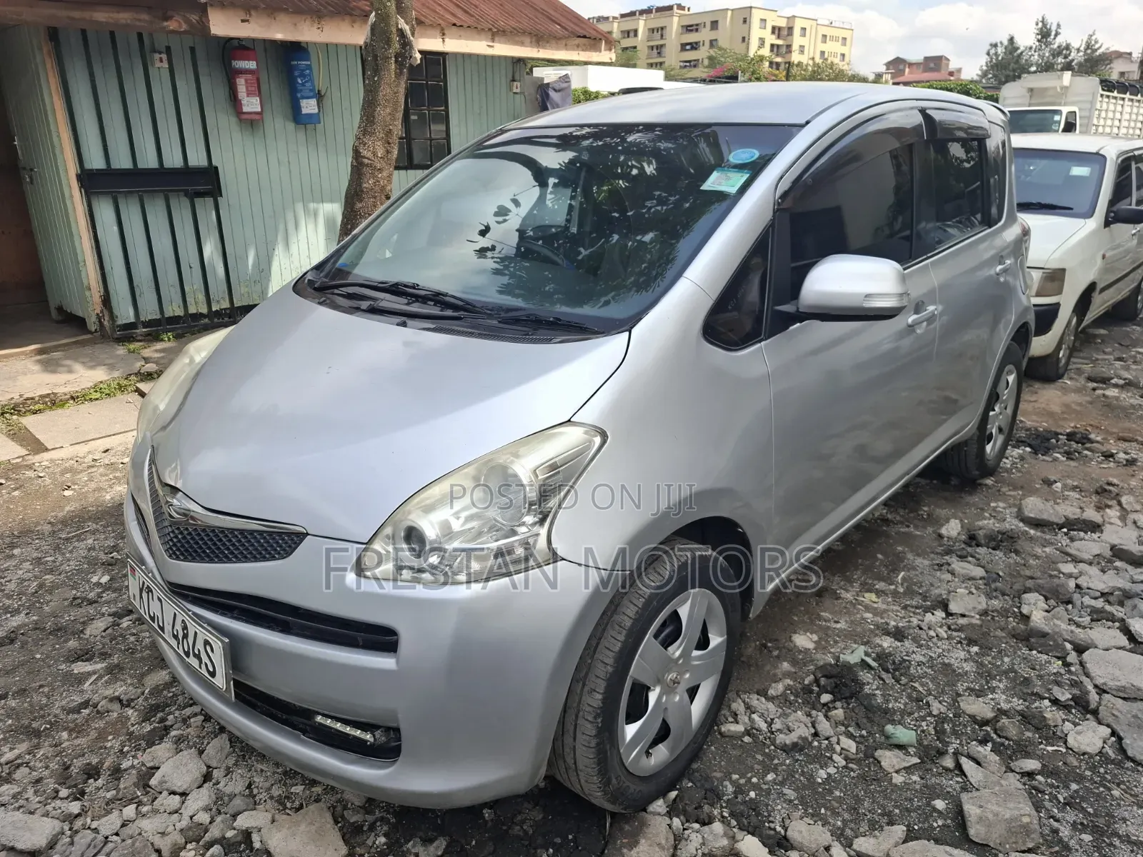 Toyota Ractis 2010 Silver