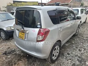 Toyota Ractis 2010 Silver