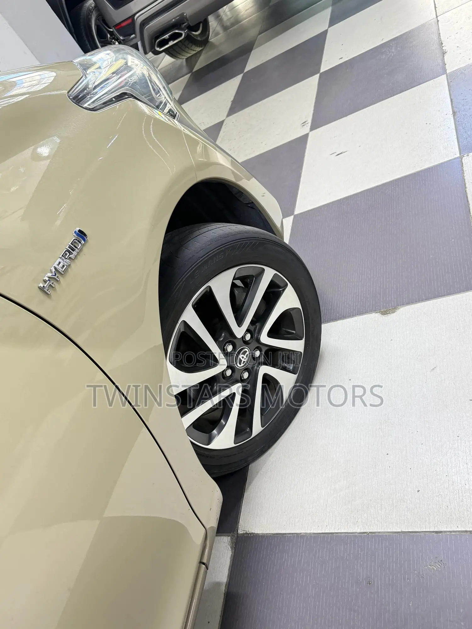 Toyota Sienta 1.5 Hybrid FWD 2019 Beige