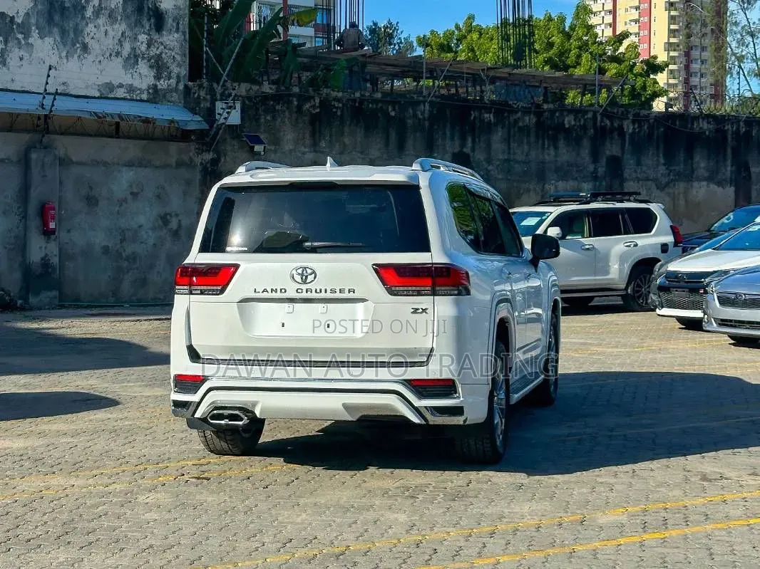 Toyota Land Cruiser LC300 2023 White