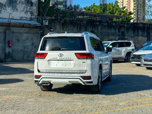 Toyota Land Cruiser LC300 2023 White