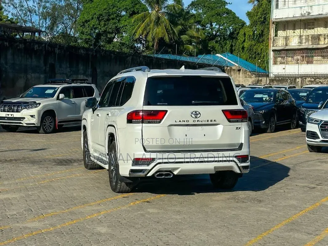 Toyota Land Cruiser LC300 2023 White