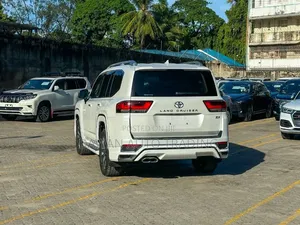 Toyota Land Cruiser LC300 2023 White