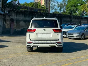 Toyota Land Cruiser LC300 2023 White
