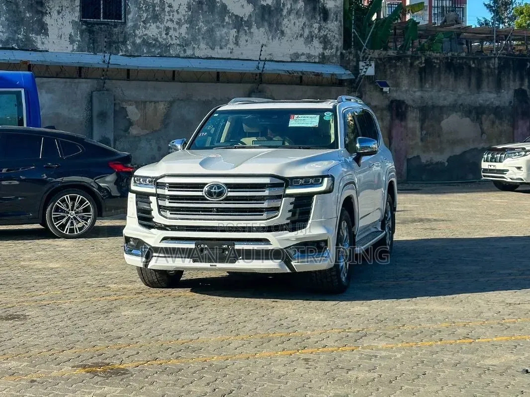 Toyota Land Cruiser LC300 2023 White