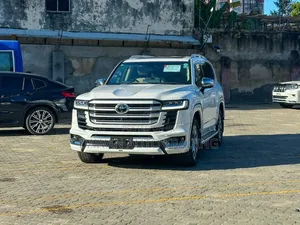 Toyota Land Cruiser LC300 2023 White