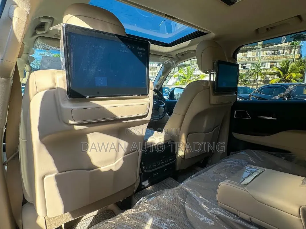 Toyota Land Cruiser LC300 2023 White