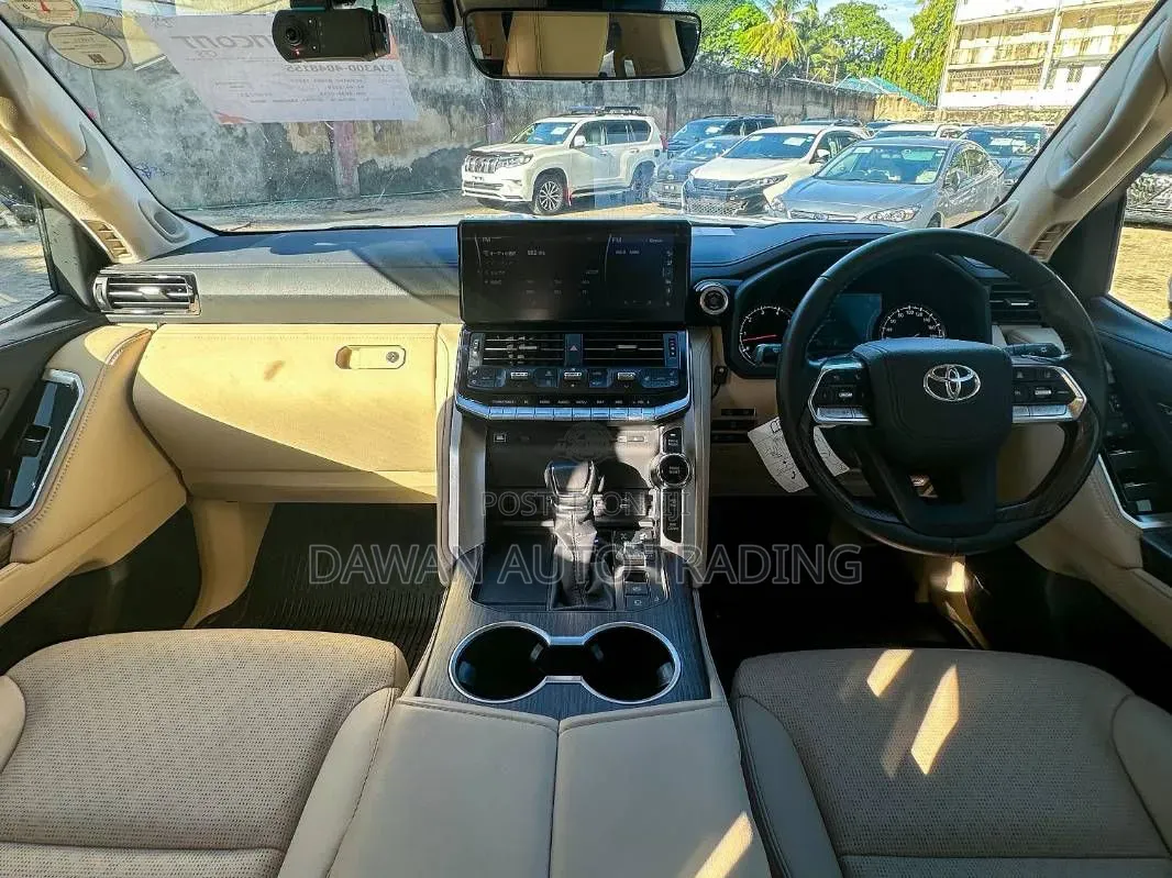 Toyota Land Cruiser LC300 2023 White