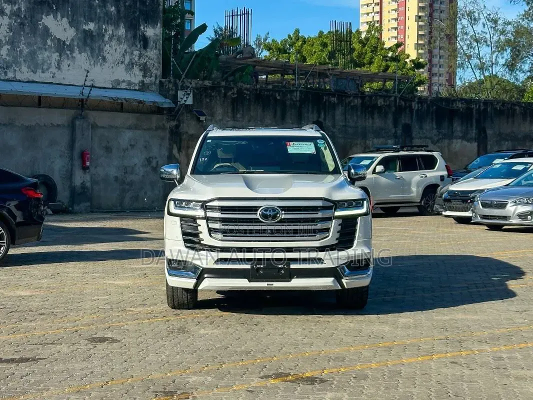 Toyota Land Cruiser LC300 2023 White
