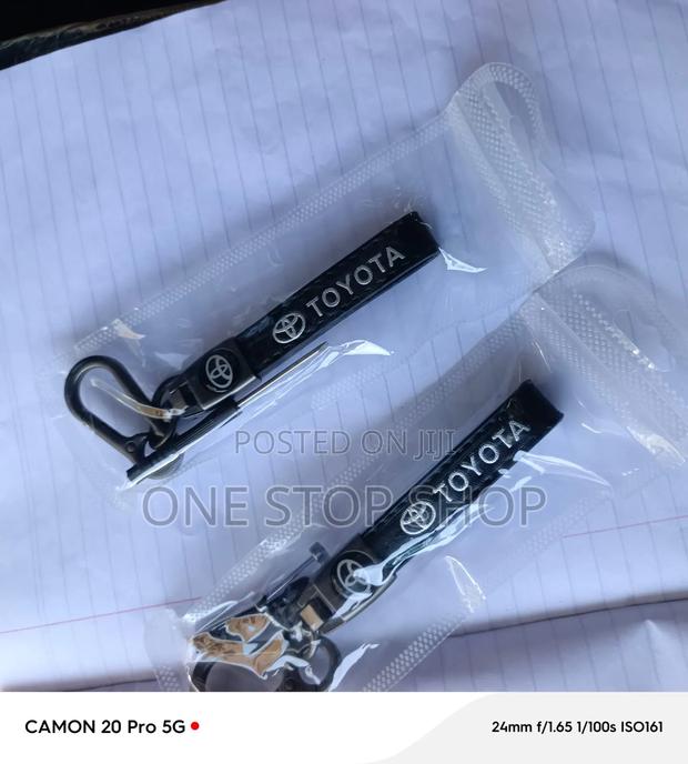 1pc Key Chain Leather Strap With Iconic Toyota Logo