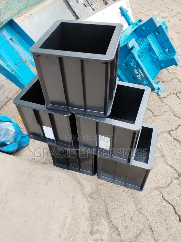 Standard Plastic Cube Moulds - main view