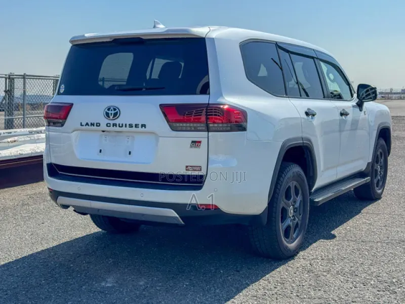 Toyota Land Cruiser LC300 2023 White