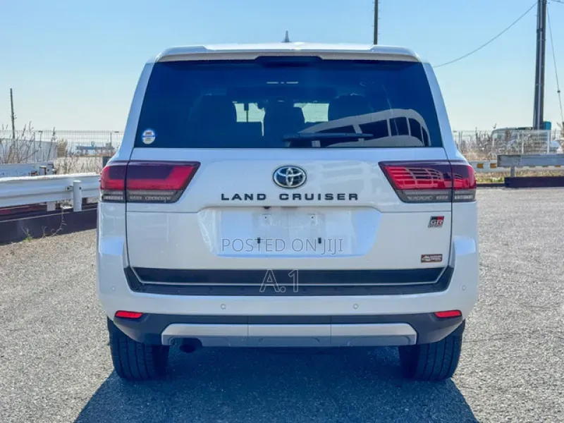 Toyota Land Cruiser LC300 2023 White