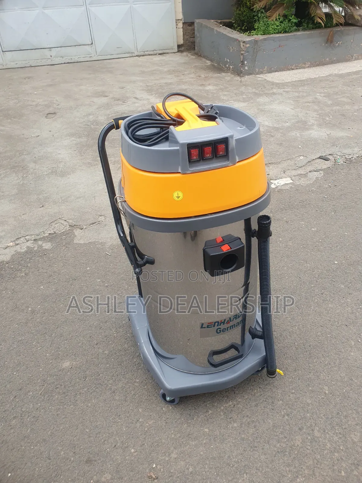 100 LTS Vacuum Cleaner
