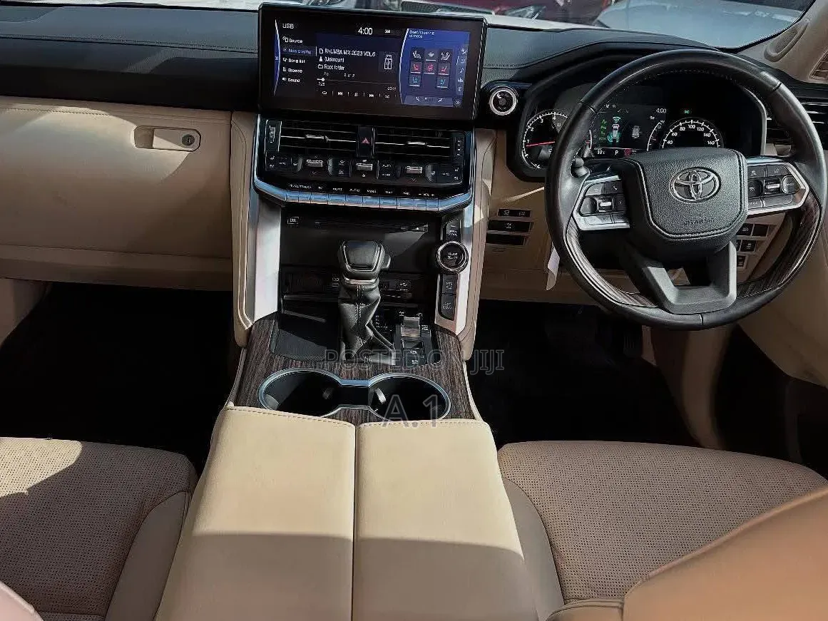 Toyota Land Cruiser LC300 2024 Pearl