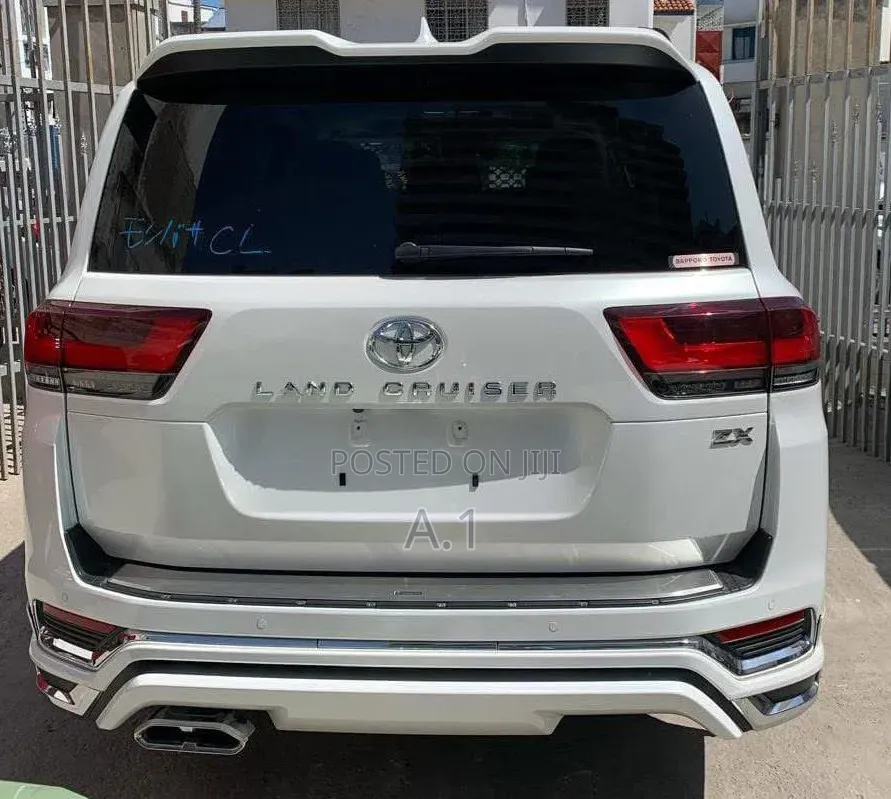 Toyota Land Cruiser LC300 2023 Pearl
