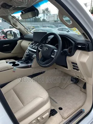 Toyota Land Cruiser LC300 2024 White