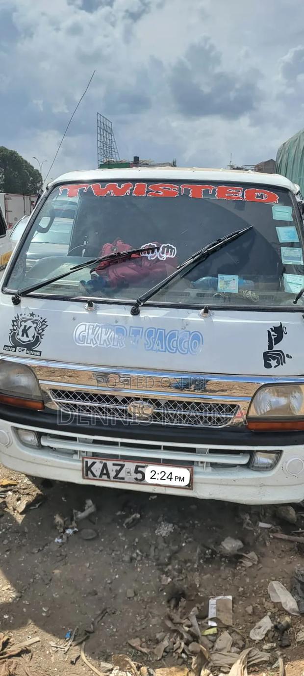 Toyota HiAce 2001 White - main view