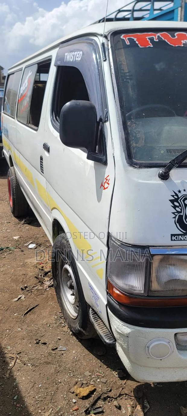 Toyota HiAce 2001 White - thumbnail 2