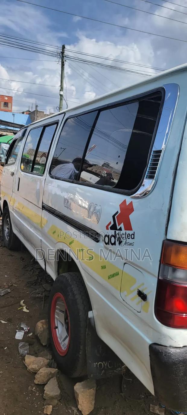 Toyota HiAce 2001 White - thumbnail 3
