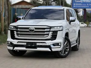 Toyota Land Cruiser LC300 2023 White