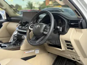 Toyota Land Cruiser LC300 2023 White