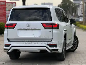 Toyota Land Cruiser LC300 2023 White