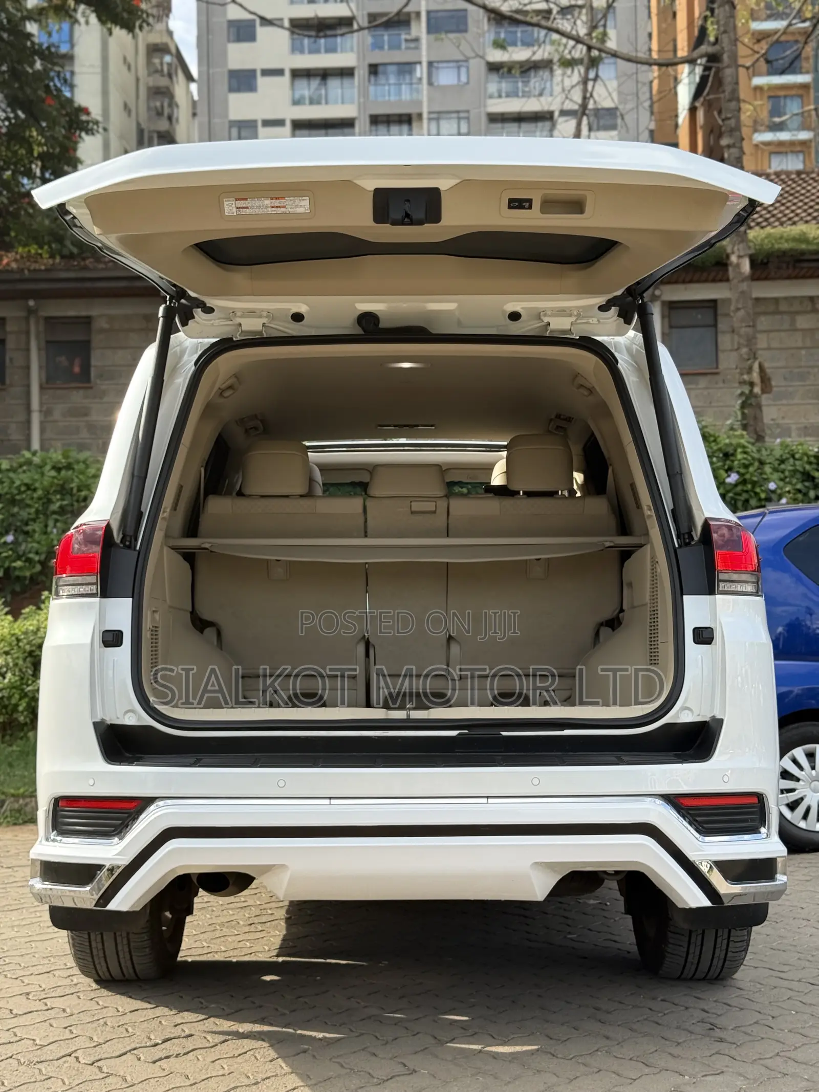 Toyota Land Cruiser LC300 2023 White