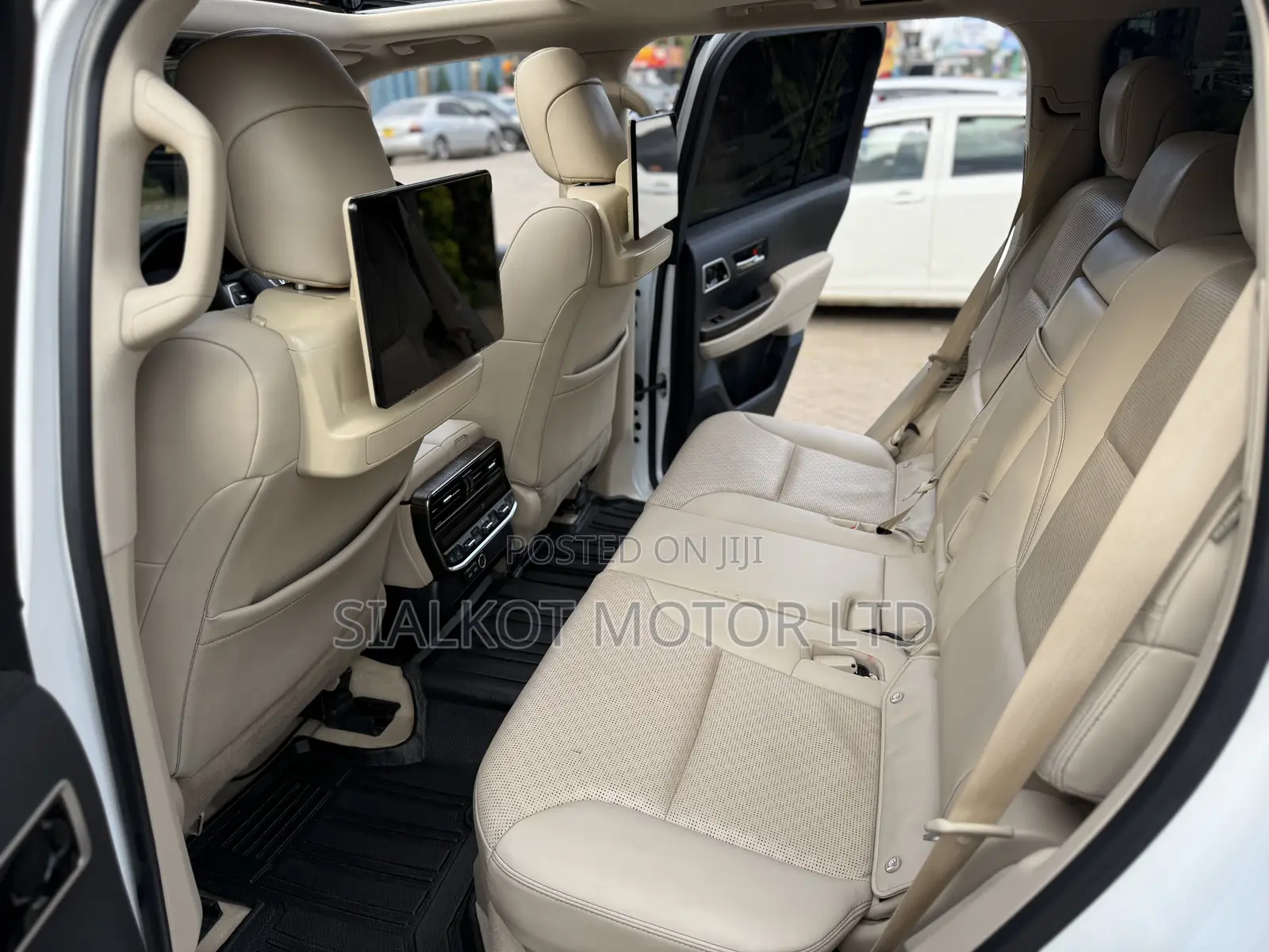 Toyota Land Cruiser LC300 2023 White