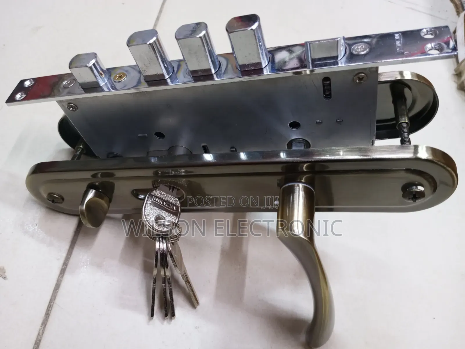 Moment 4 Pin Steel Door Lock With Knob and Keys
