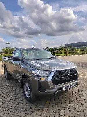 Toyota Hilux 2024 Brown