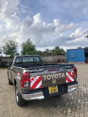 Toyota Hilux 2024 Brown