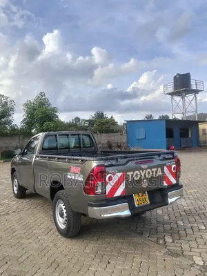 Toyota Hilux 2024 Brown