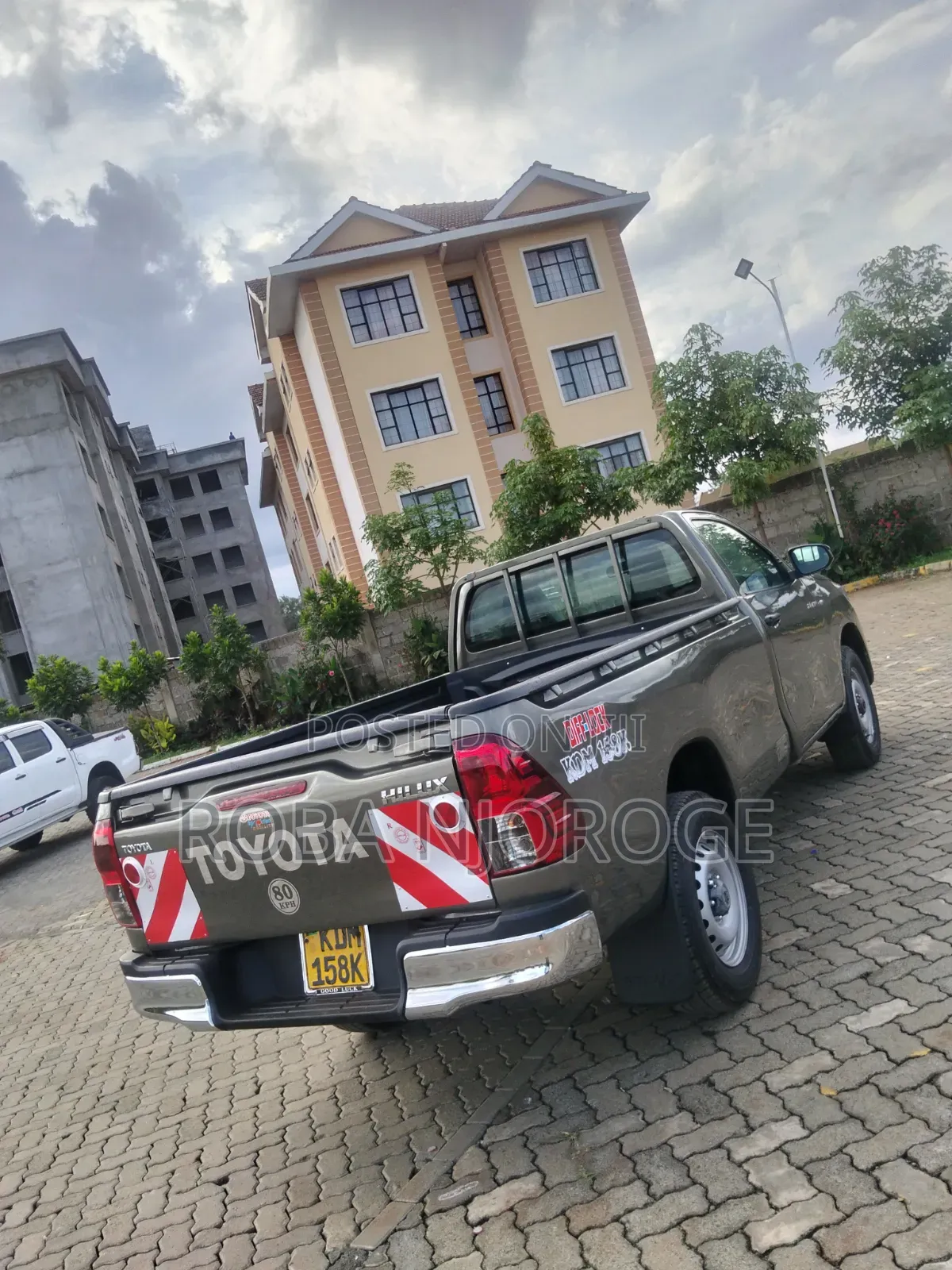 Toyota Hilux 2024 Brown