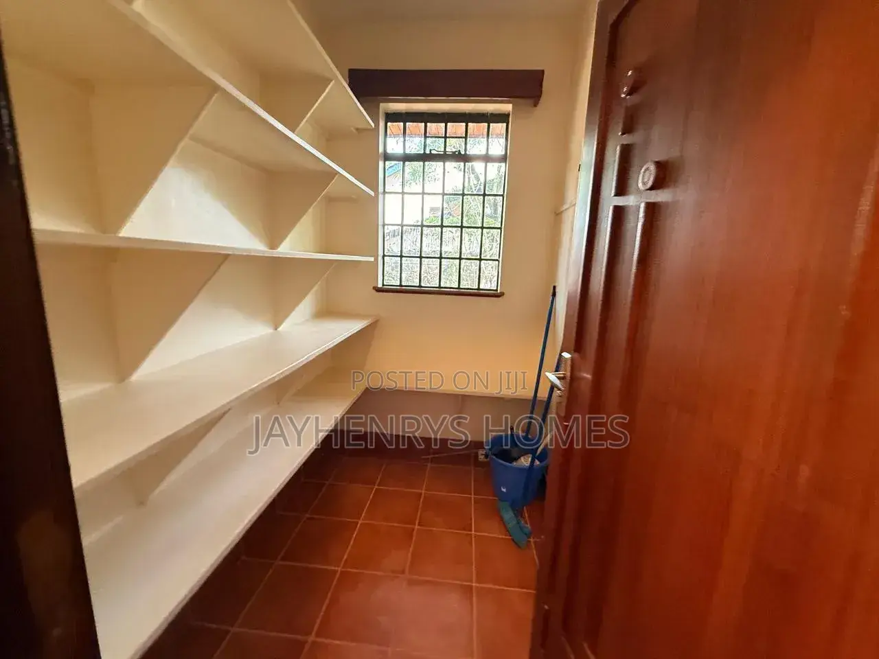 6bdrm House in Nyari for sale