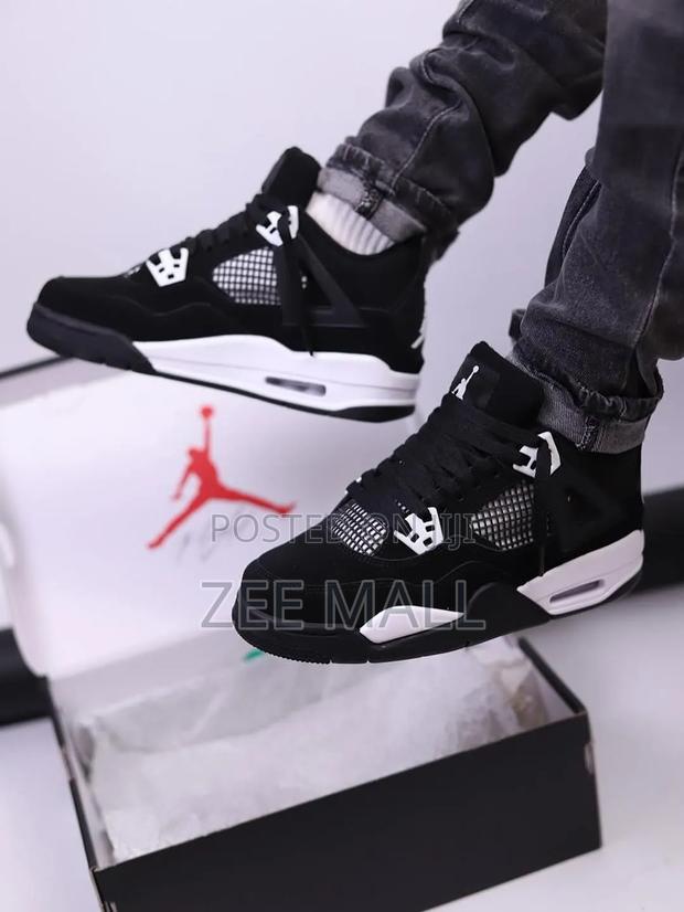 Jordan 4 Retro
White Thunder