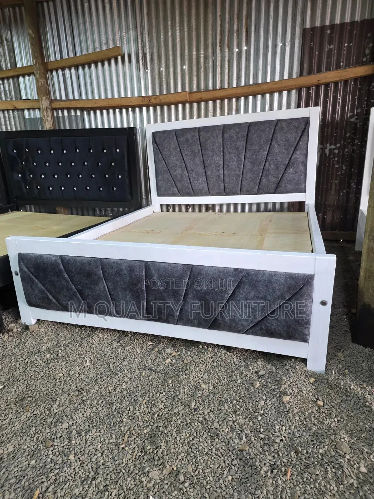 Diagonal Lined Mocket Beds