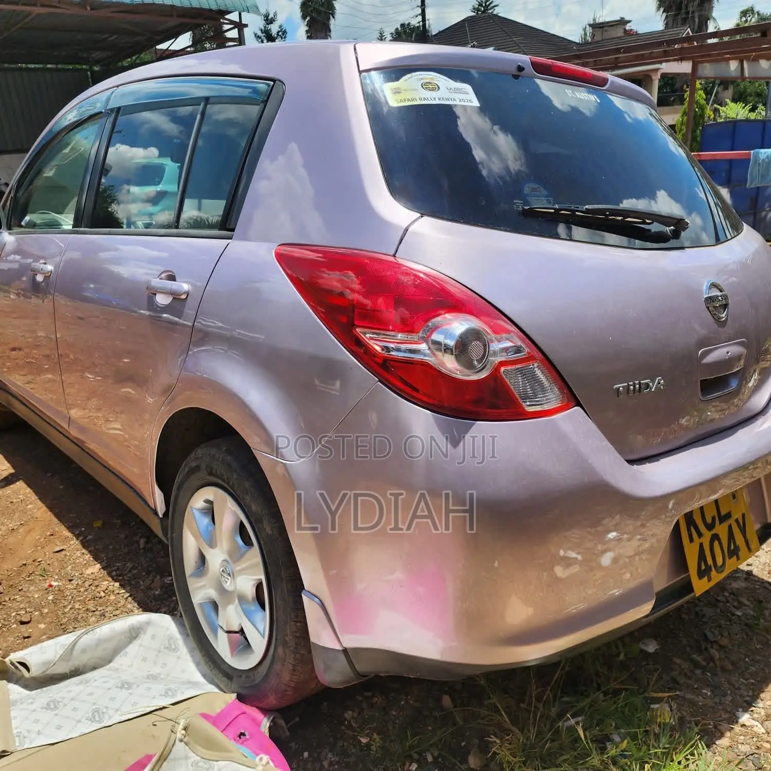Nissan Tiida 2010 Pink