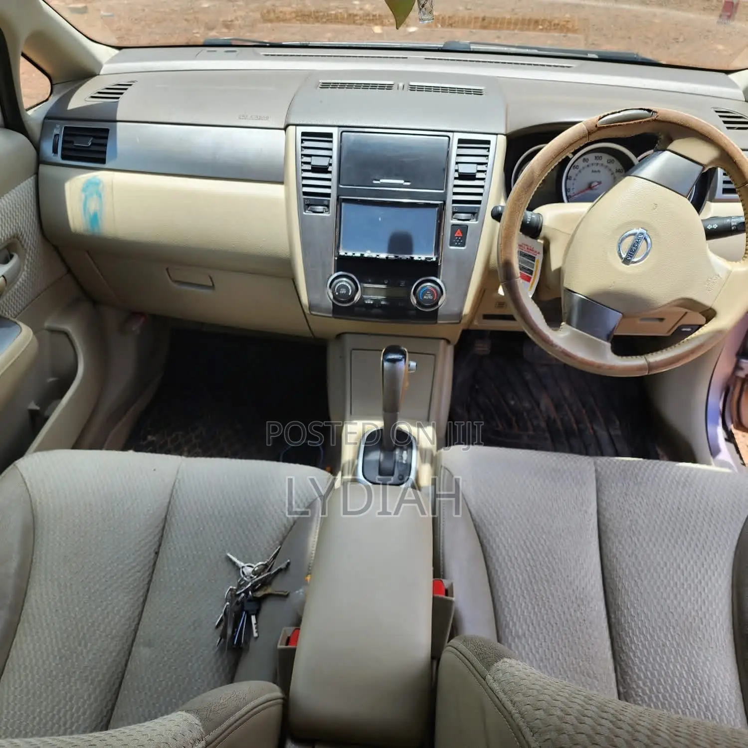 Nissan Tiida 2010 Pink