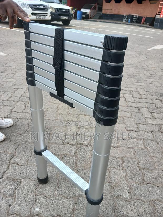 Titan Foldable Telescopic Ladder - thumbnail 3
