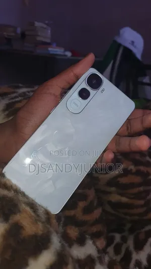 New Vivo Y400 256 GB White